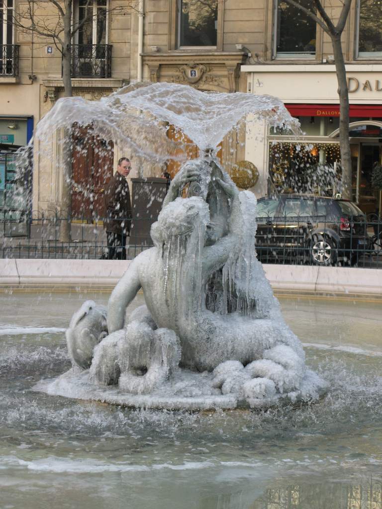 Image de fontaine pleine de glace
